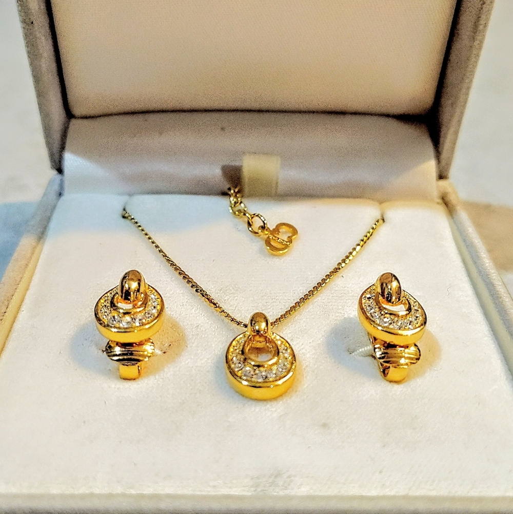 CHRISTIAN DIOR 18K GOLD PLATED DIOR NECKLACE & CLIP ON EARRINGS SET IN BOX - Picture 7 of 14
